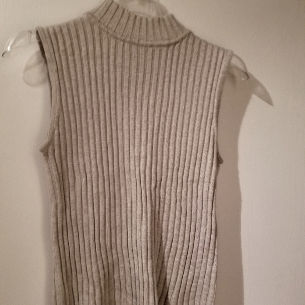 Clio gray short sleeve sweater.